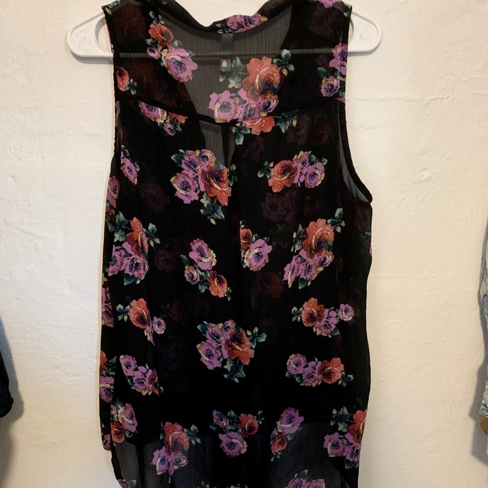 Sleeveless xhilaration floral top